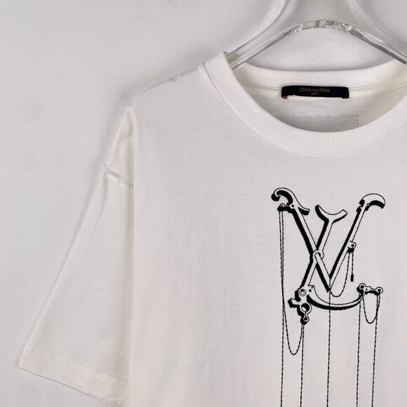 Louis Vuitton White Logo Pendant Printed Cotton Round-Neck Short-Sleeve T-Shirt - Picture 7 of 8